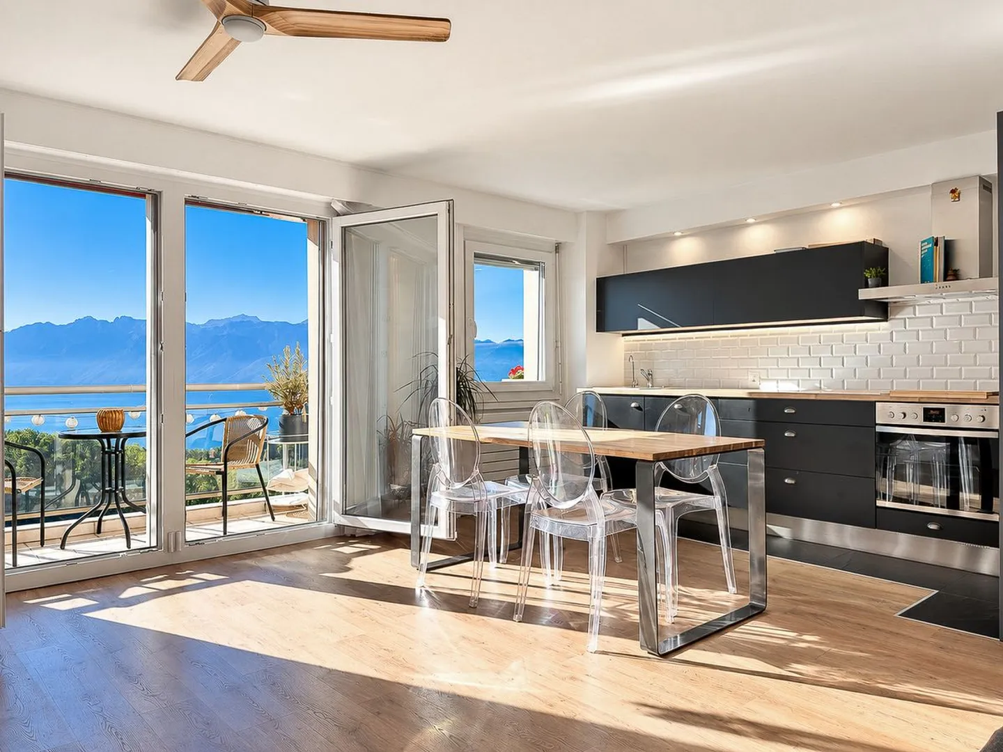 Elegant 2.5 room renovated apartment, panoramic view of the lake and the Alps - Photo 1 of 13