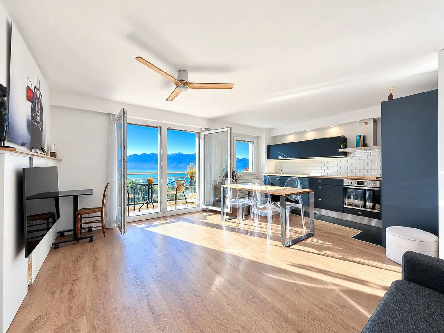 Elegant 2.5 room renovated apartment, panoramic view of the lake and the Alps - Photo 2 of 13