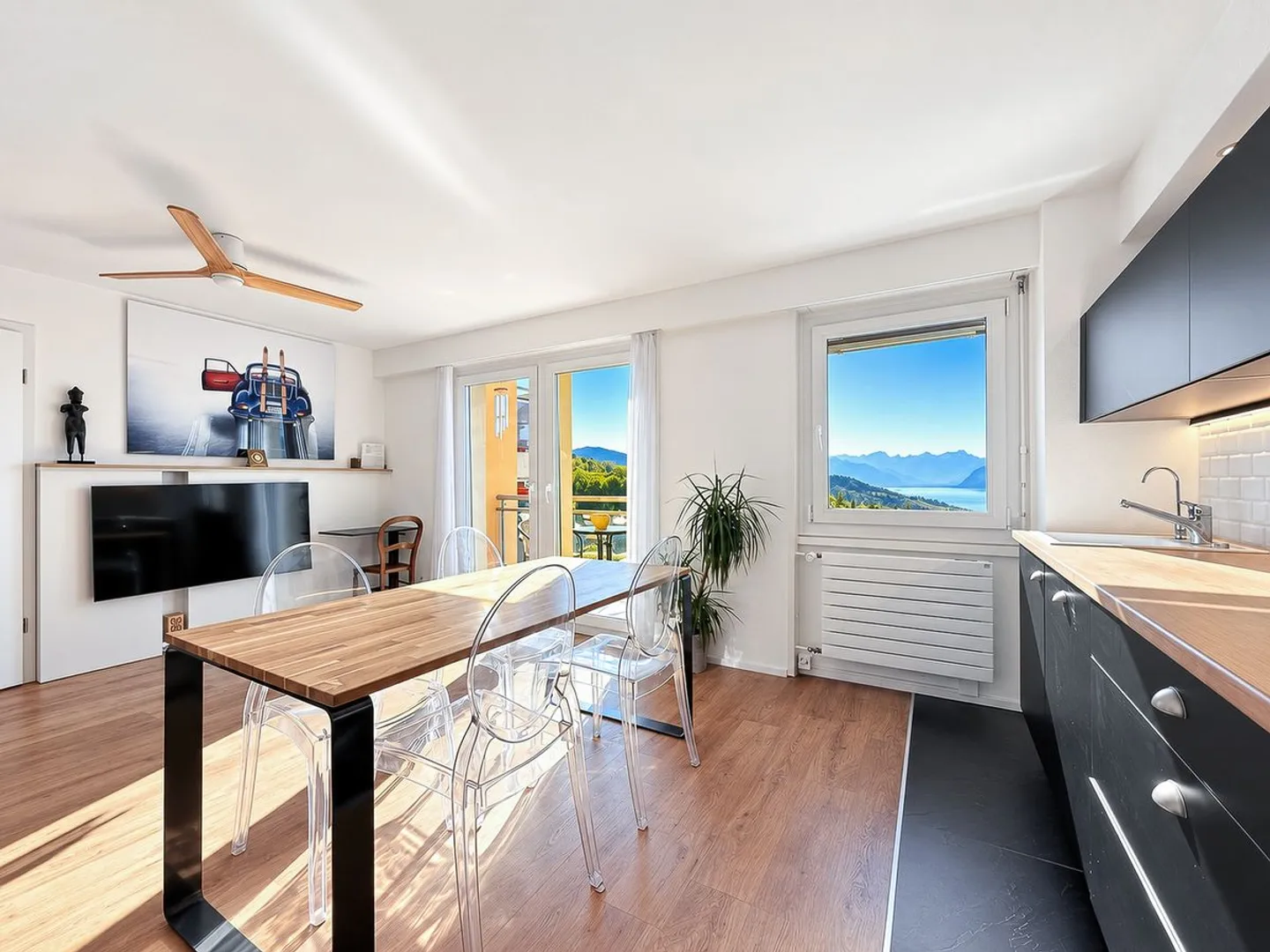 Elegant 2.5 room renovated apartment, panoramic view of the lake and the Alps - Photo 3 of 13