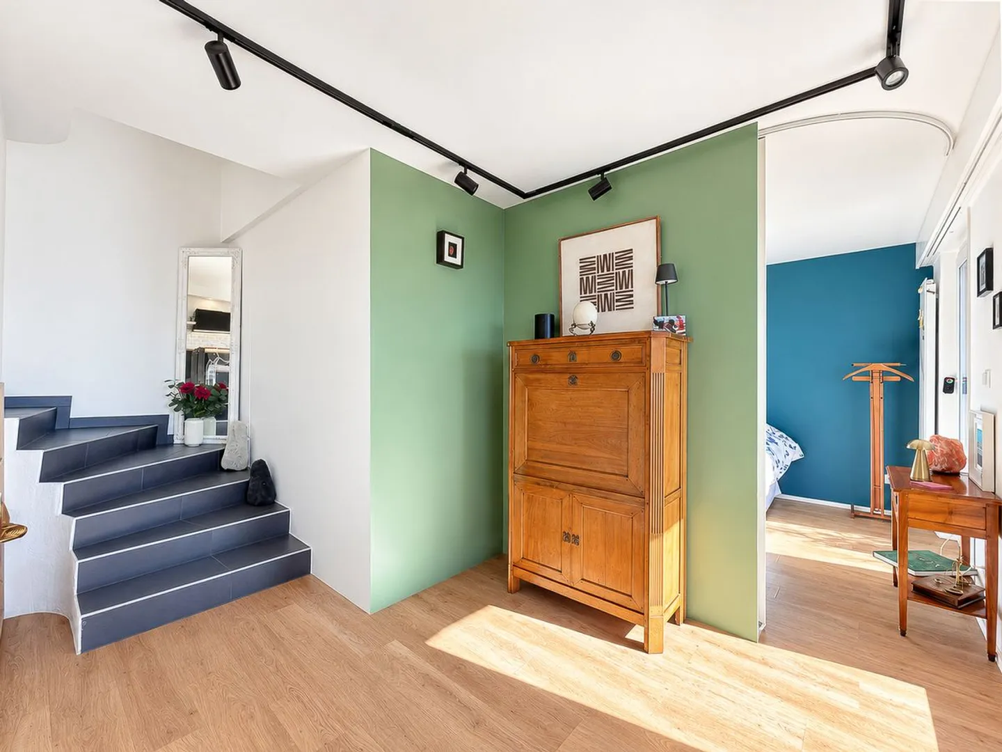 Elegant 2.5 room renovated apartment, panoramic view of the lake and the Alps - Photo 9 of 13