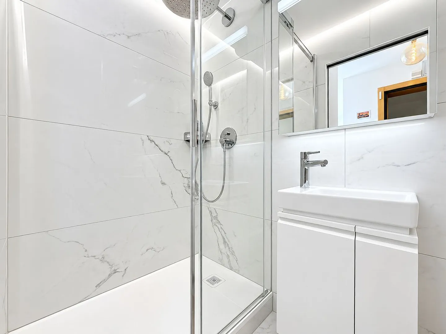 Elegant 2.5 room renovated apartment, panoramic view of the lake and the Alps - Photo 8 of 13