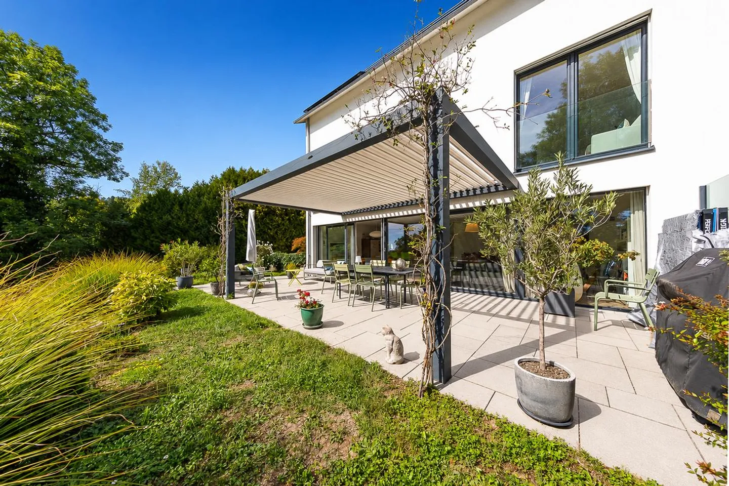 Superb family villa - Photo 3 of 13