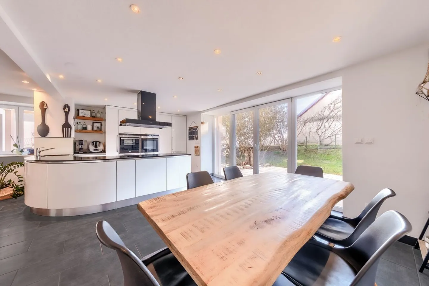 Exclusivity - Fully renovated detached house with large workshop and garage - Photo 3 of 13