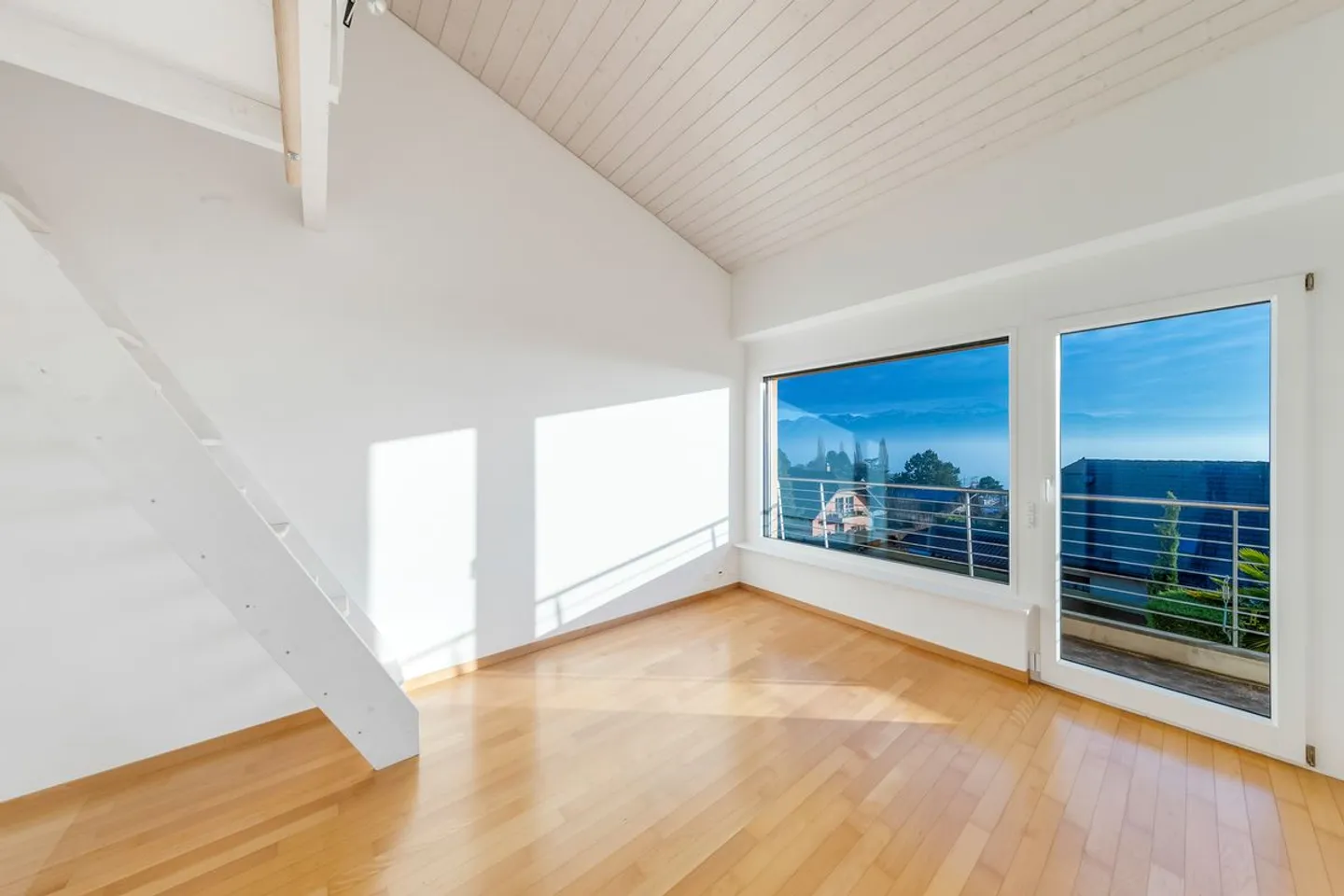 Family villa with pool, lake and Alps view - Photo 10 of 11