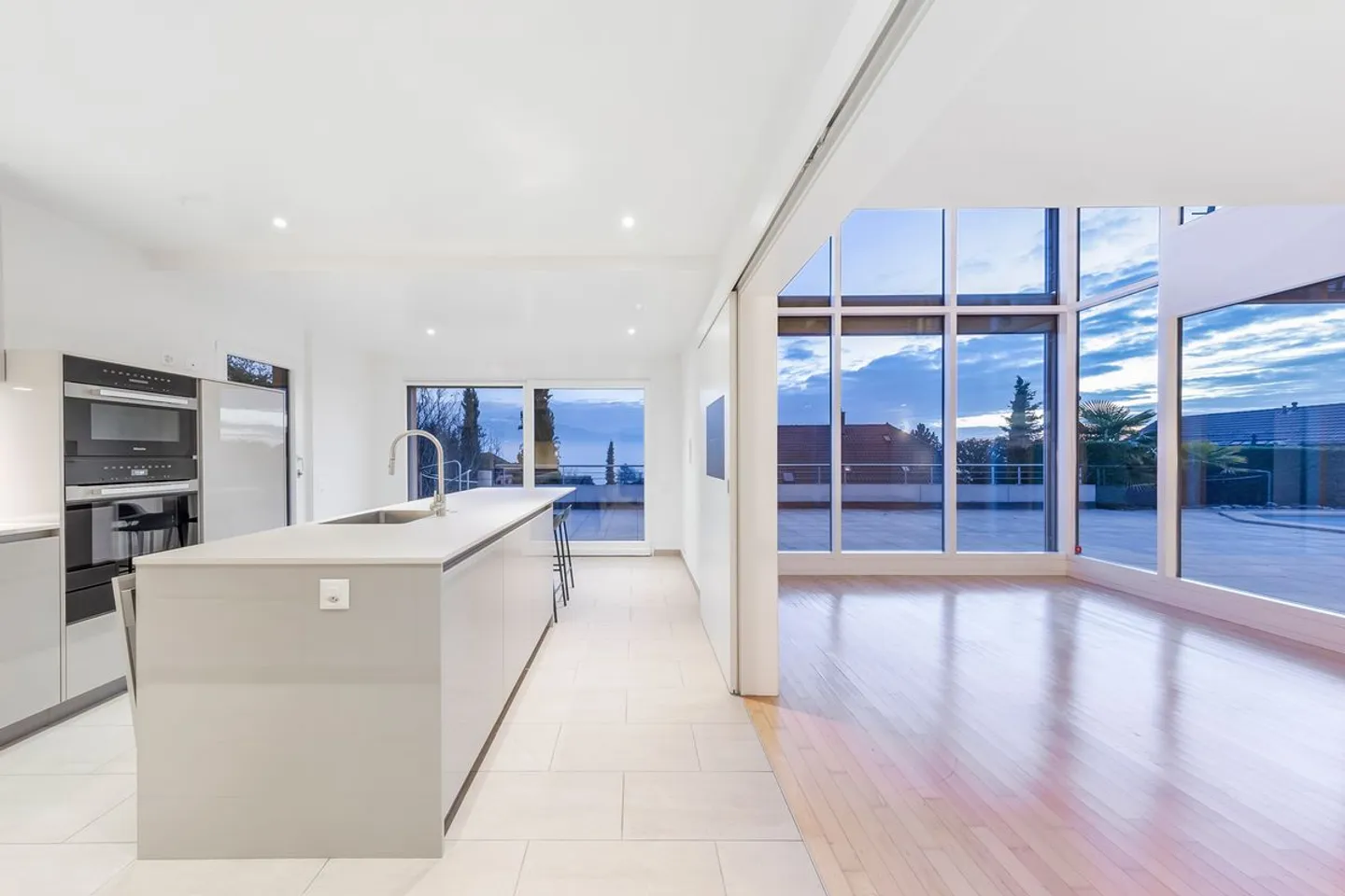 Family villa with pool, lake and Alps view - Photo 7 of 11