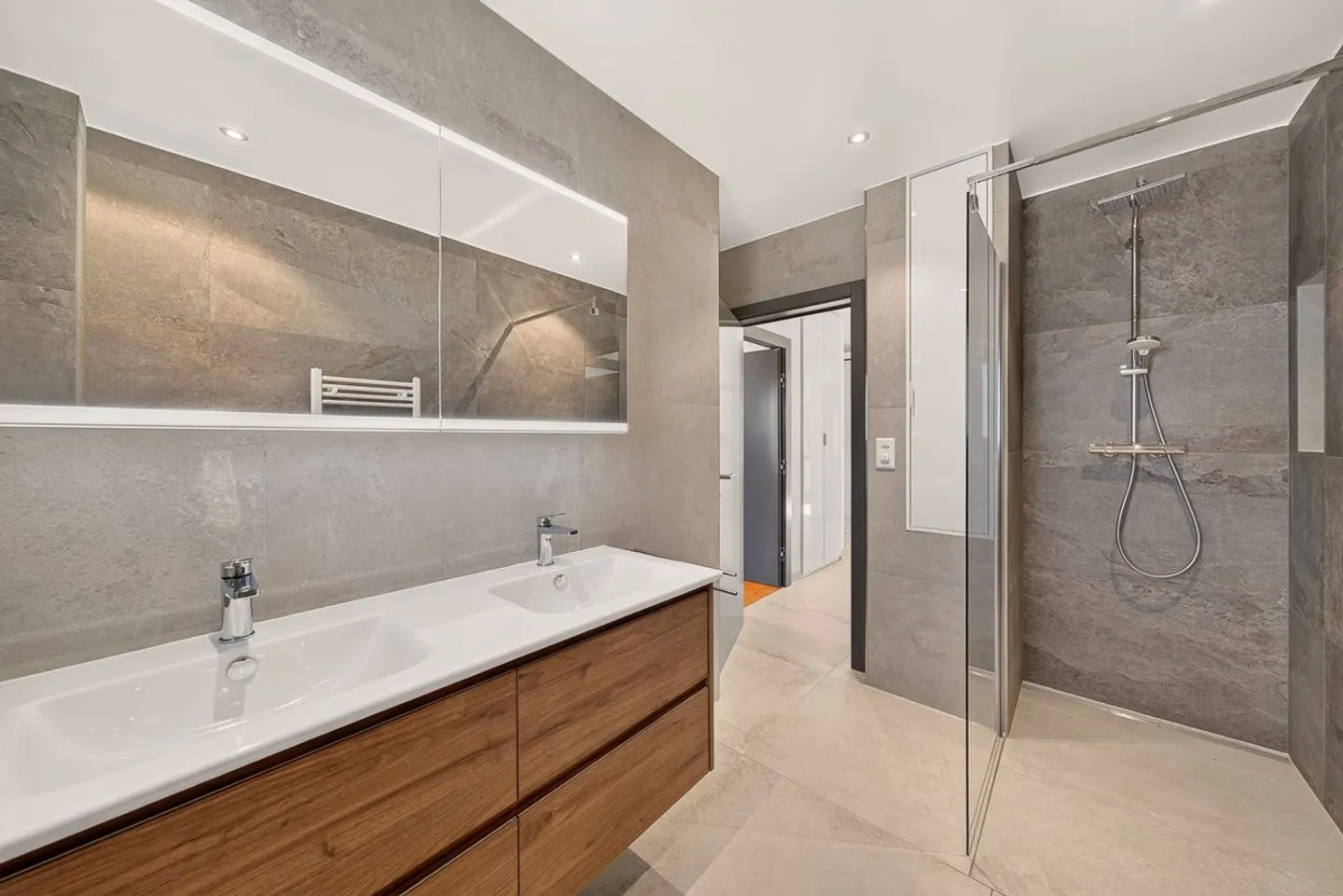 Heartthrob in Aigle: The perfect blend of contemporary elegance and energy efficiency - Photo 12 of 13