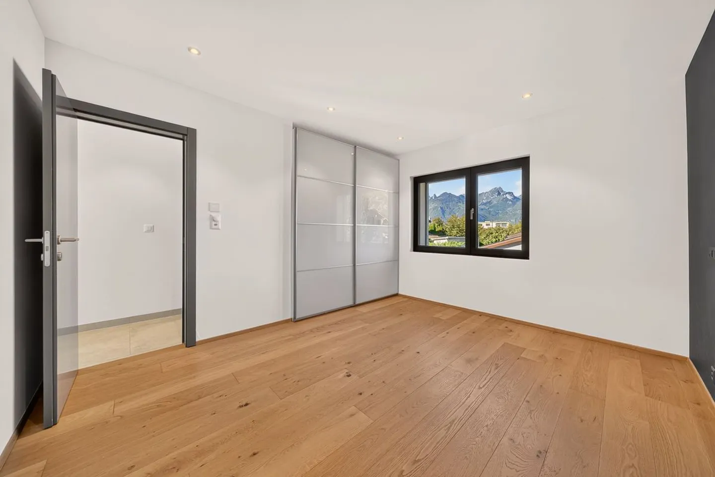 Heartthrob in Aigle: The perfect blend of contemporary elegance and energy efficiency - Photo 7 of 13
