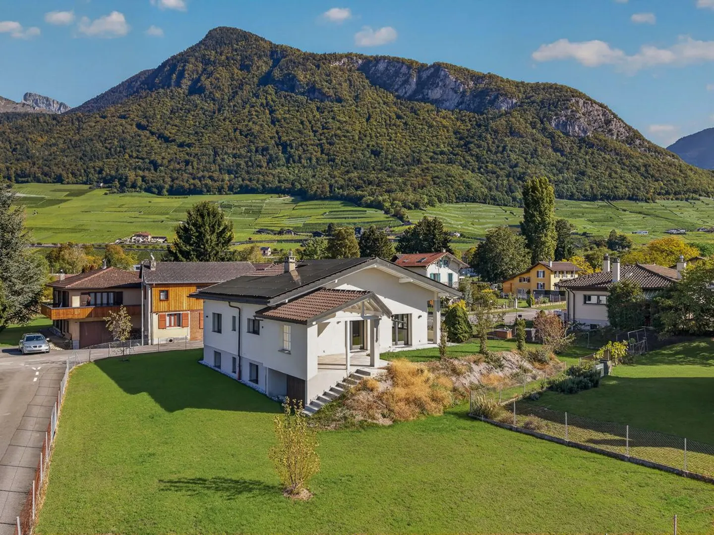 Heartthrob in Aigle: The perfect blend of contemporary elegance and energy efficiency - Photo 1 of 13