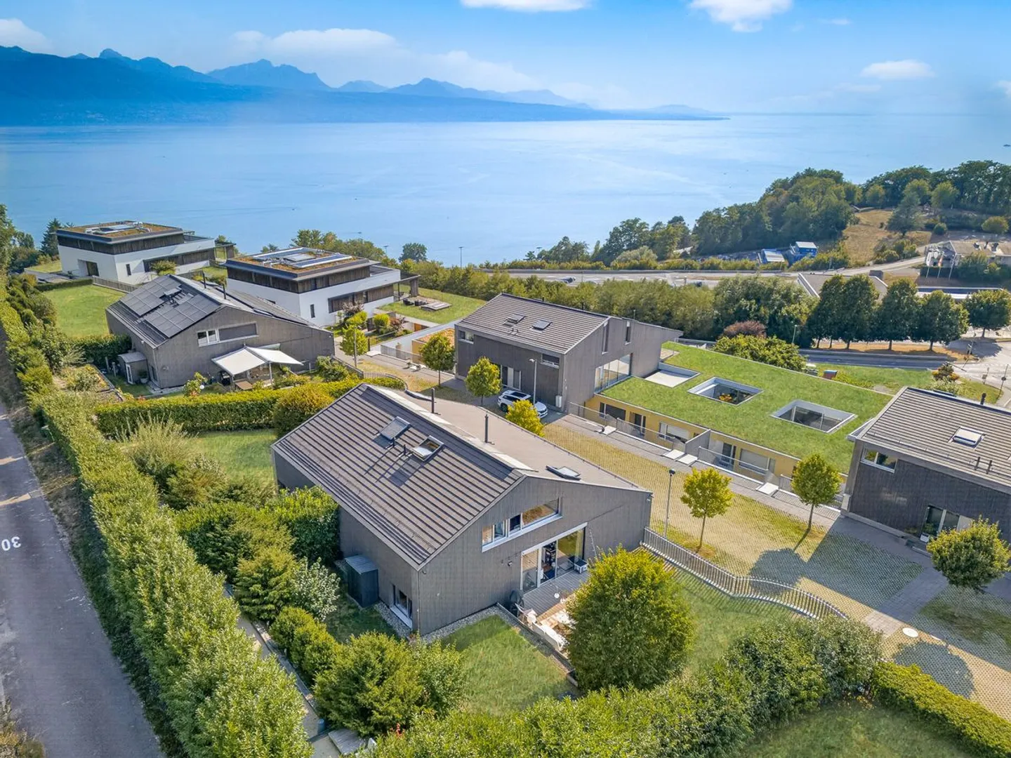 A contemporary gem in Lavaux: spectacular view of the lake and daily comfort - Photo 2 of 13