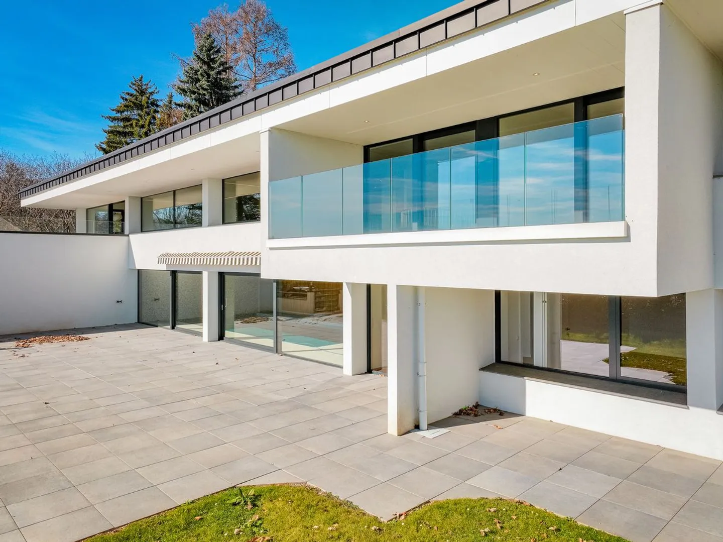 Villa de Prestige avec Vue sur le Lac - Photo 2 sur 13