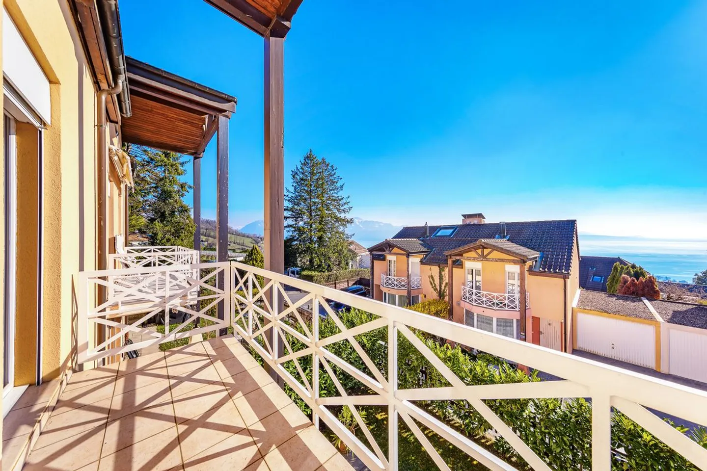 Magnifica villa familiare luminosa con vista lago - Foto 10 di 13