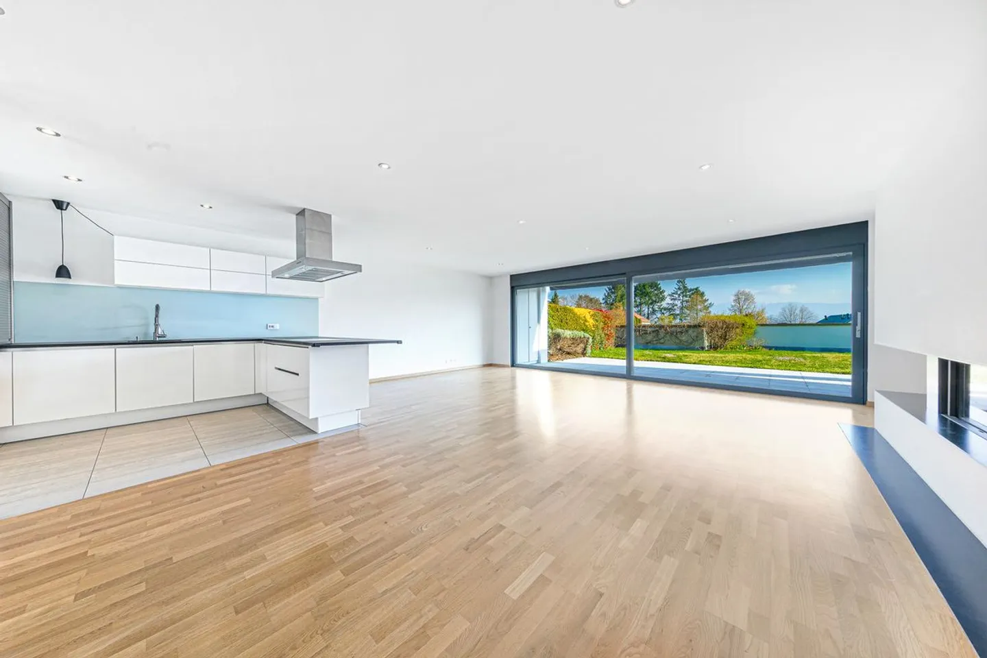 Elegant Family Apartment Near Lake - Photo 6 of 10