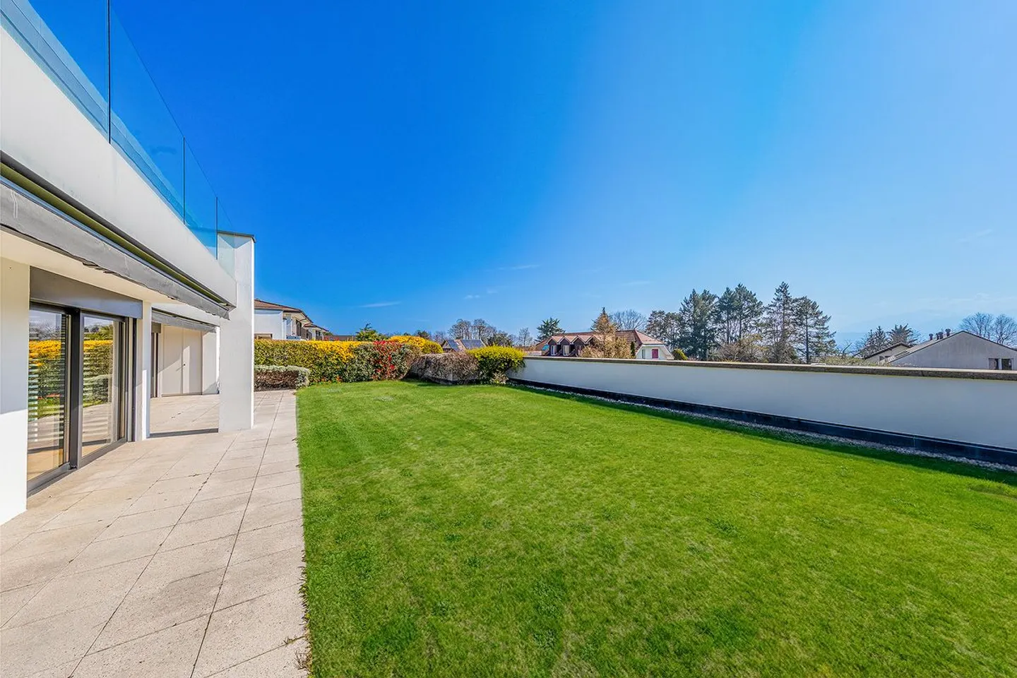 Elegant Family Apartment Near Lake - Photo 3 of 10