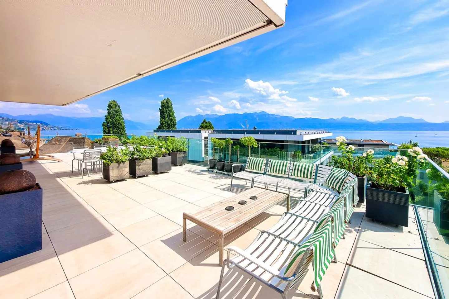 Exceptional penthouse with feet in the water - Photo 5 of 13