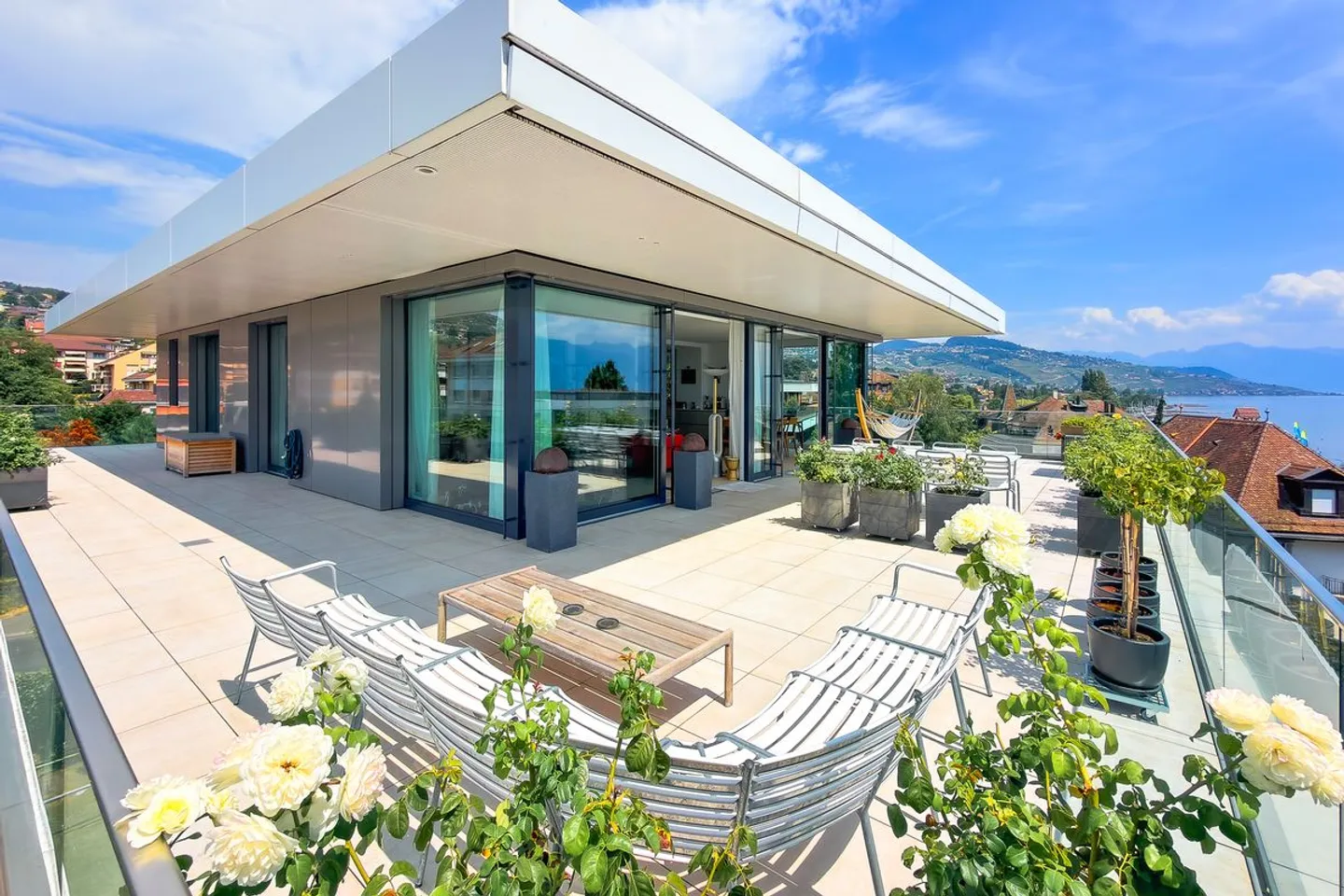Exceptional penthouse with feet in the water - Photo 3 of 13