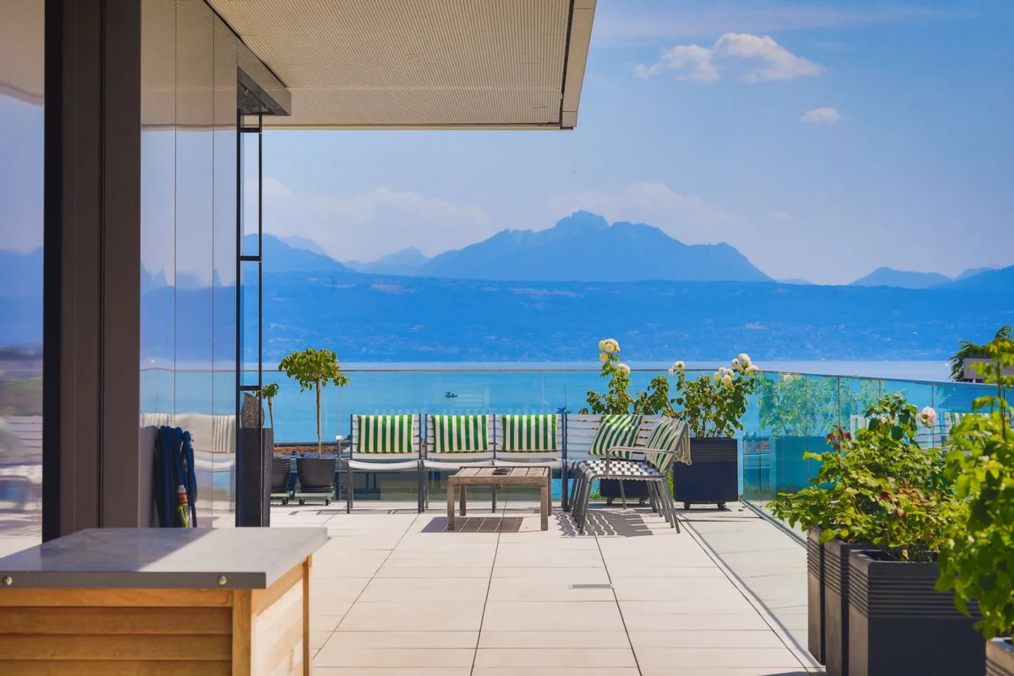 Exceptional penthouse with feet in the water - Photo 2 of 13