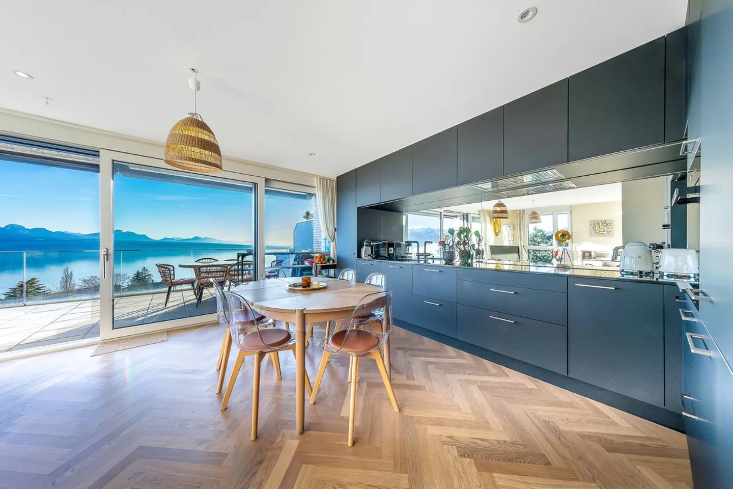 Appartement Élégant avec Vue sur le Lac - Photo 4 sur 11