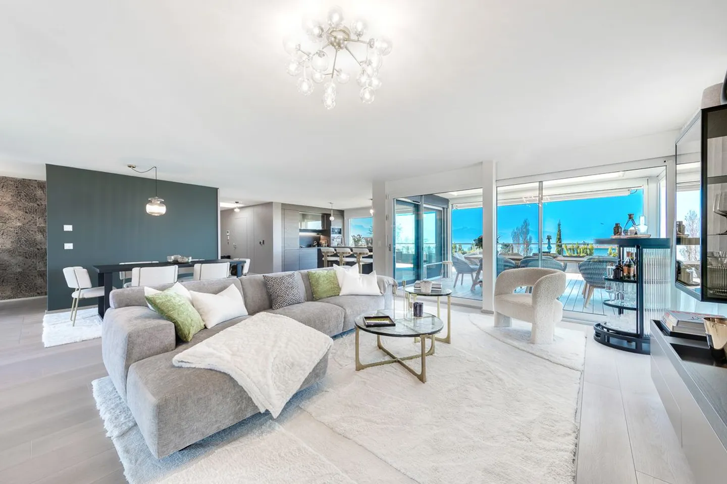 Luxurious penthouse with 180° panoramic view of the lake and the Alps - Photo 1 of 13