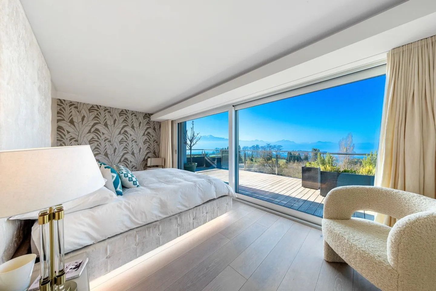 Luxurious penthouse with 180° panoramic view of the lake and the Alps - Photo 8 of 13