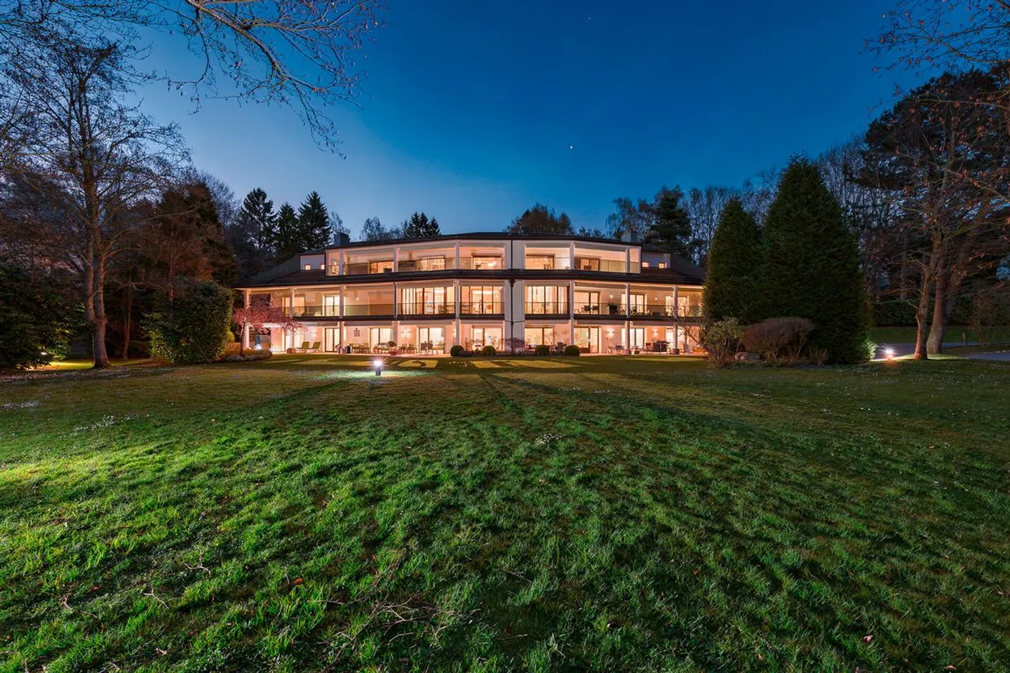 Appartement d'exception dans un cadre verdoyant en bordure du Golf de Lausanne - Foto 1 di 5