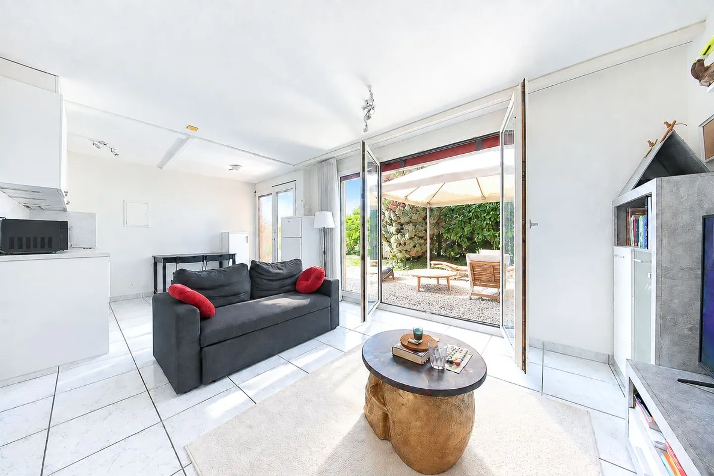 Bright apartment with private entrance and large terrace - Photo 3 of 4