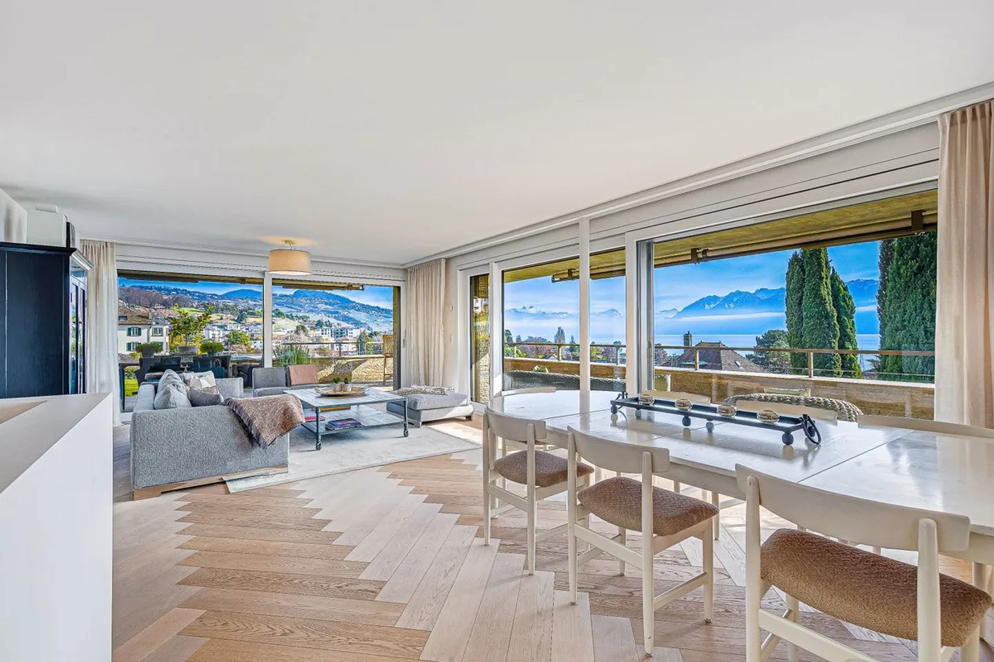 Eine seltene Adresse, die Luxus, Diskretion und ein einzigartiges Panorama vereint - Foto 3 von 5