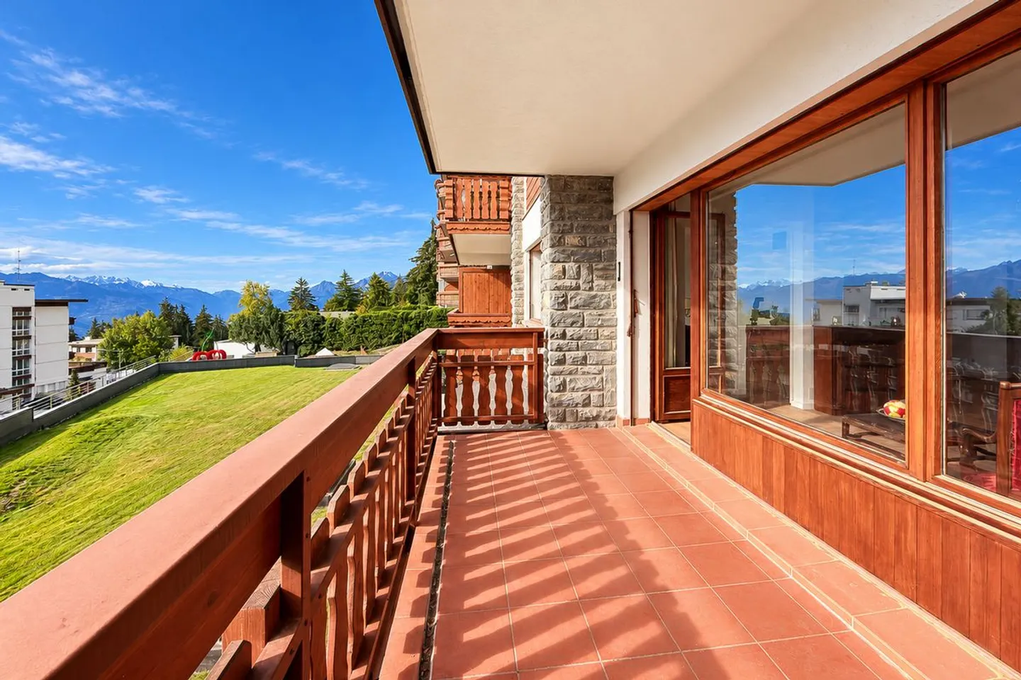 Wunderschöne renovierte Wohnung, lichtdurchflutet mit Balkon und Blick auf die Berge - Foto 2 von 11