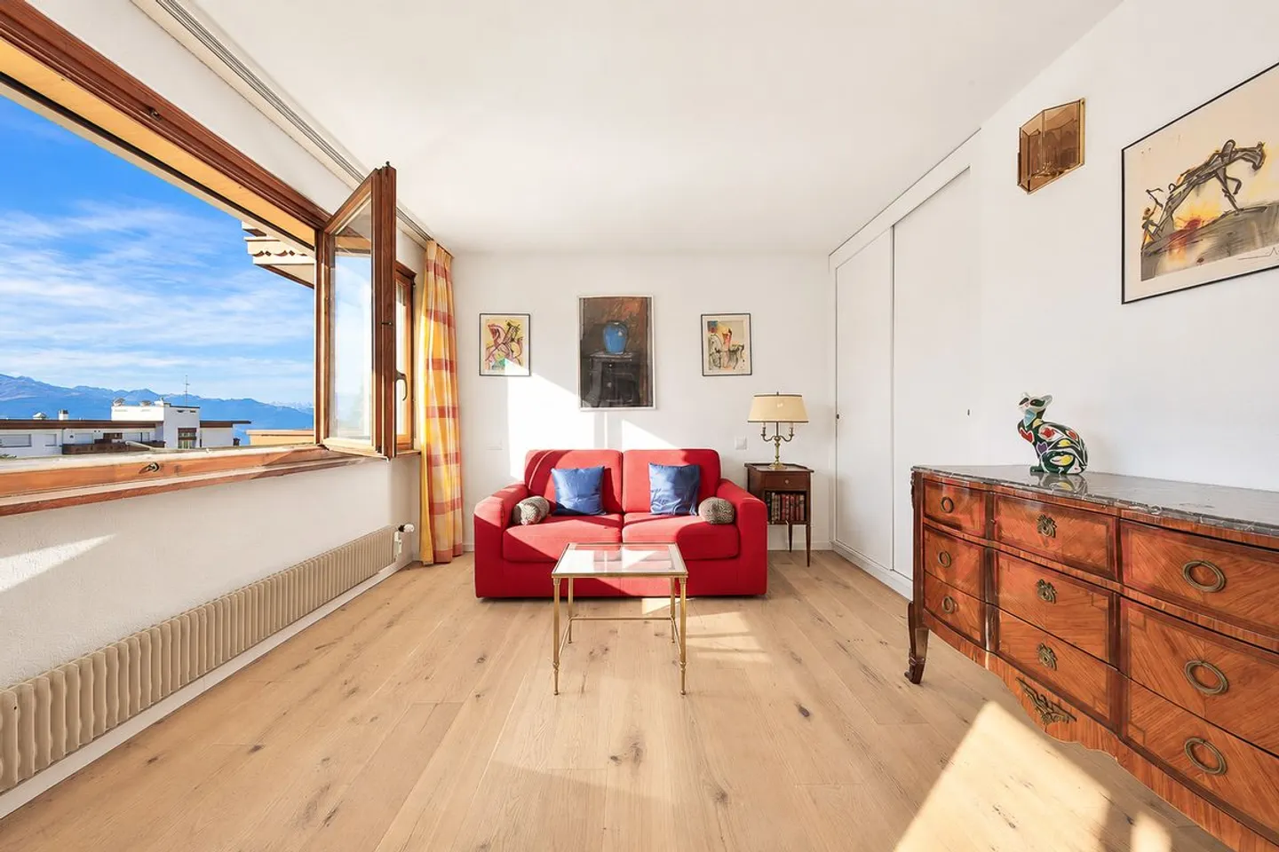 Wunderschöne renovierte Wohnung, lichtdurchflutet mit Balkon und Blick auf die Berge - Foto 7 von 11