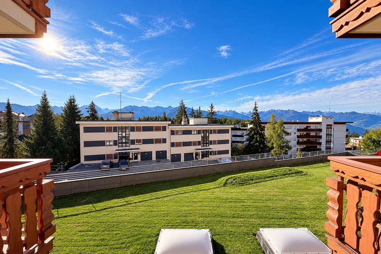 Wunderschöne renovierte Wohnung, lichtdurchflutet mit Balkon und Blick auf die Berge - Foto 10 von 11
