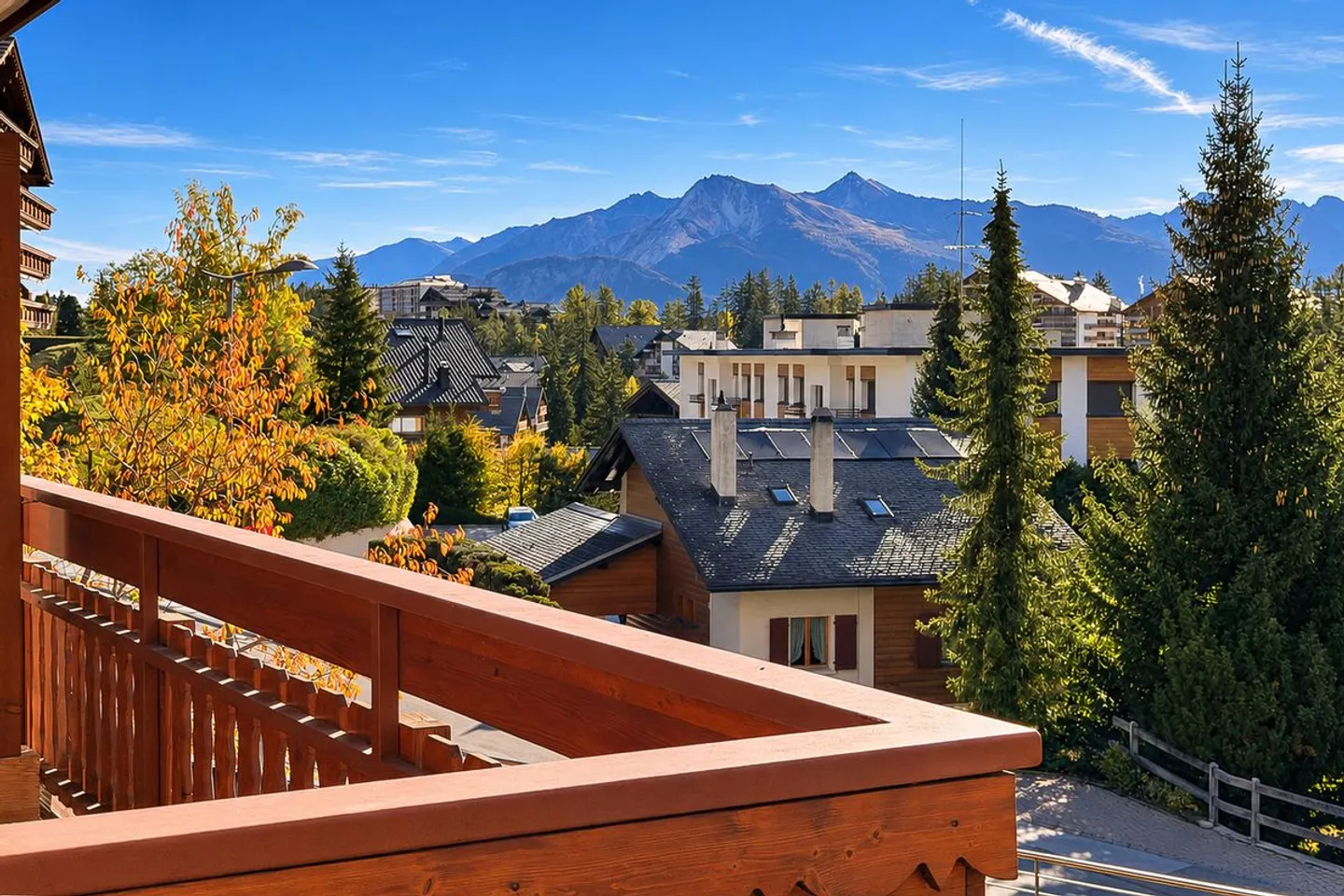 Wunderschöne renovierte Wohnung, lichtdurchflutet mit Balkon und Blick auf die Berge - Foto 1 von 11