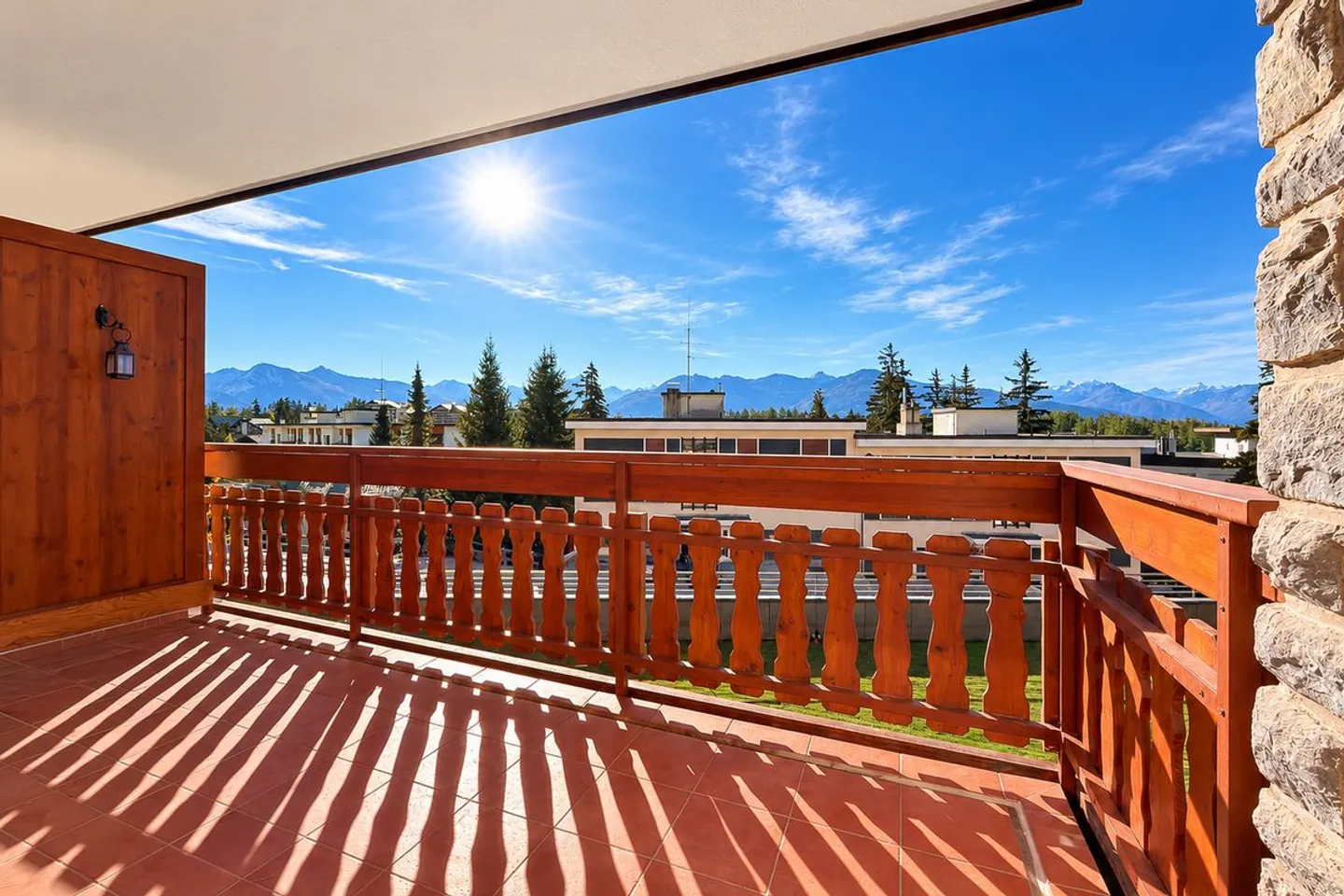 Wunderschöne renovierte Wohnung, lichtdurchflutet mit Balkon und Blick auf die Berge - Foto 9 von 11
