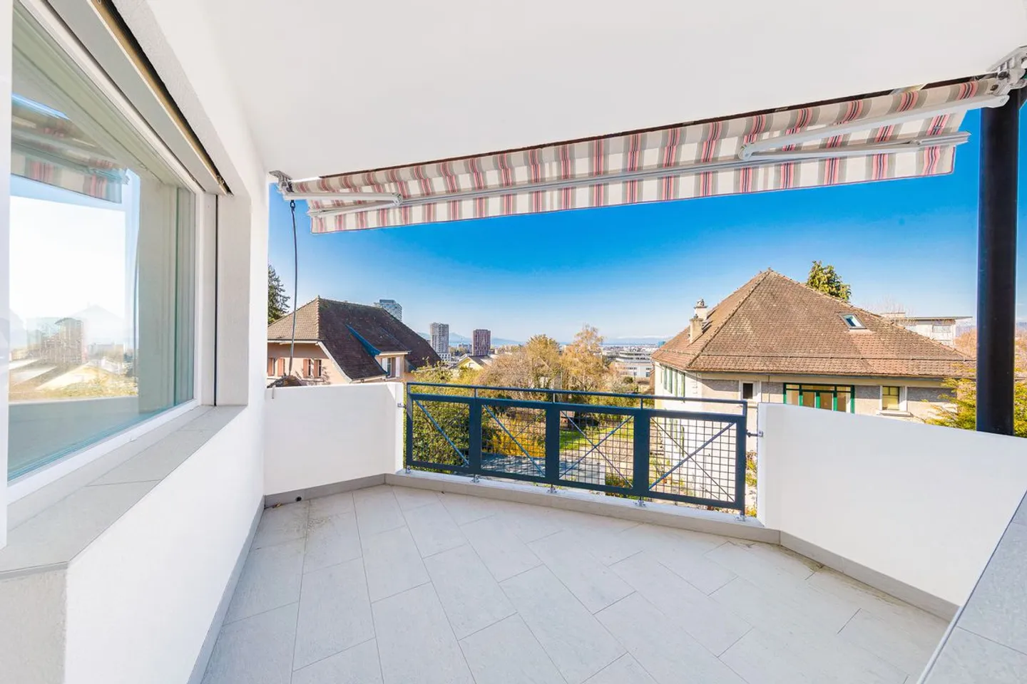 Renovated 5.5-room apartment + independent studio - Photo 3 of 13