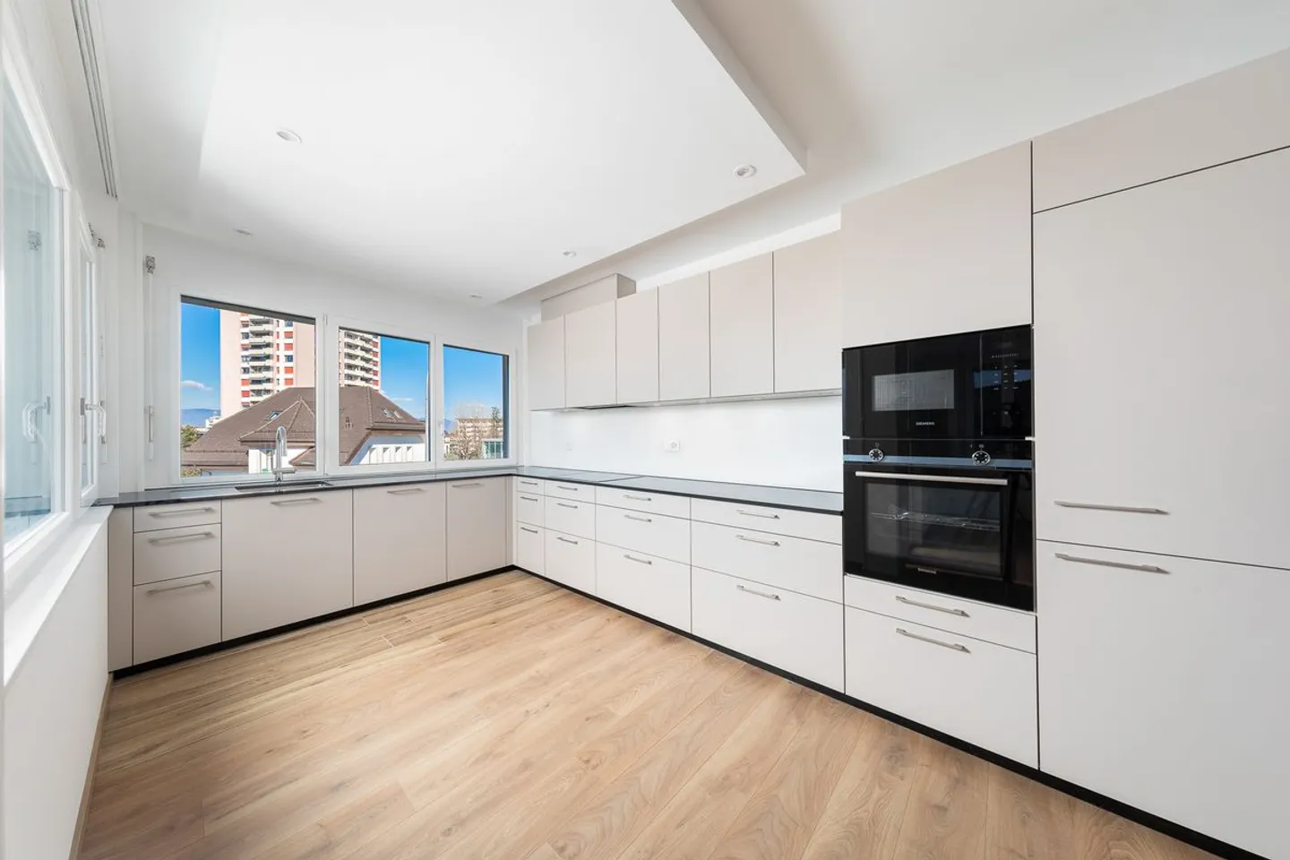 Renovated 5.5-room apartment + independent studio - Photo 4 of 13