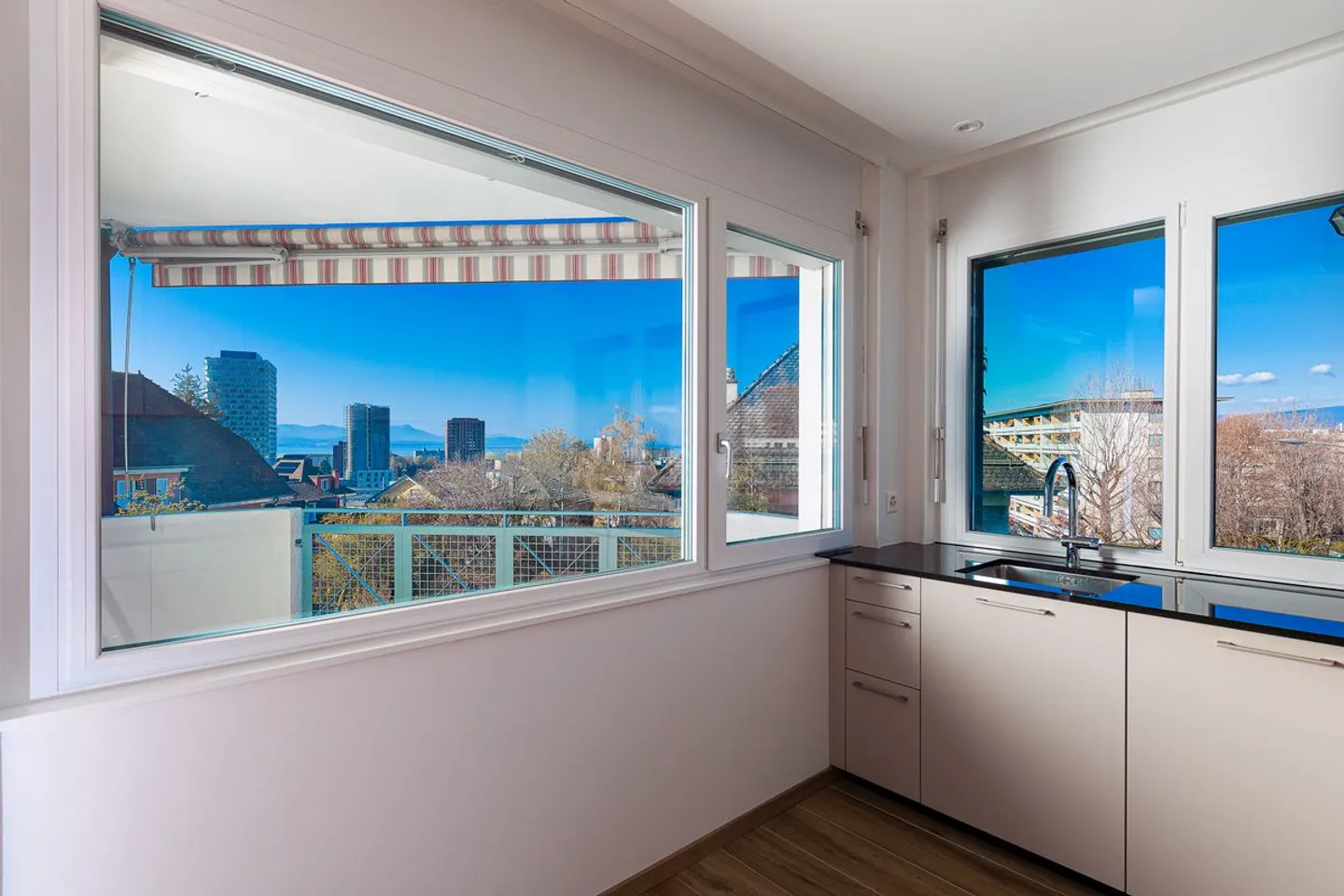 Renovated 5.5-room apartment + independent studio - Photo 2 of 13