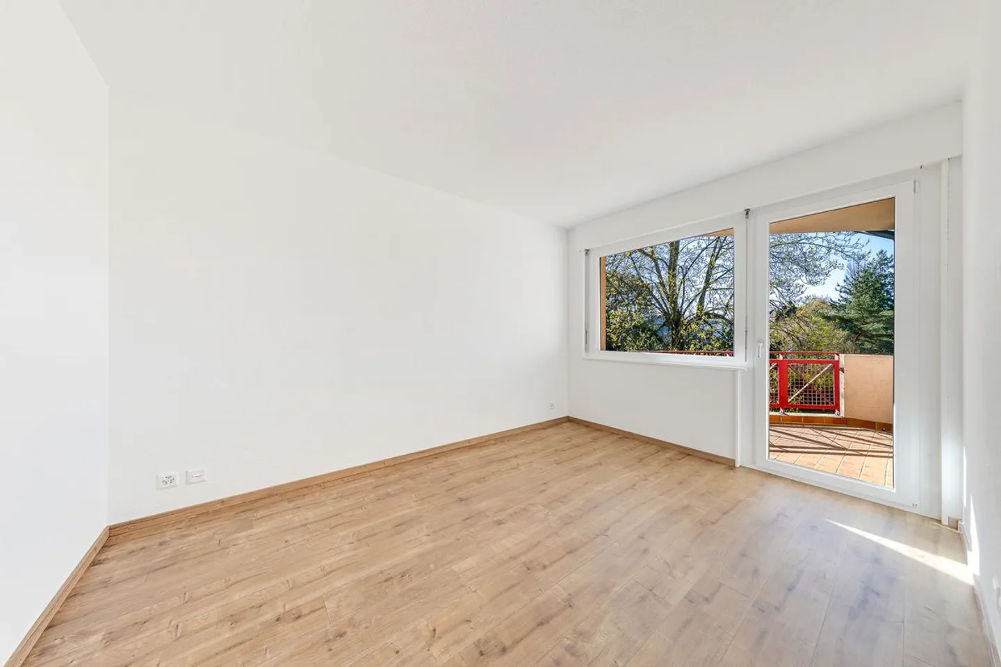 Renovated 5.5-room apartment + independent studio - Photo 6 of 13