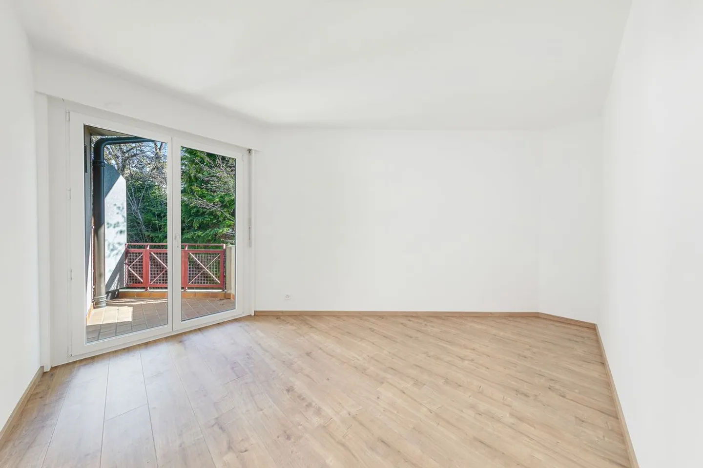 Renovated 5.5-room apartment + independent studio - Photo 8 of 13