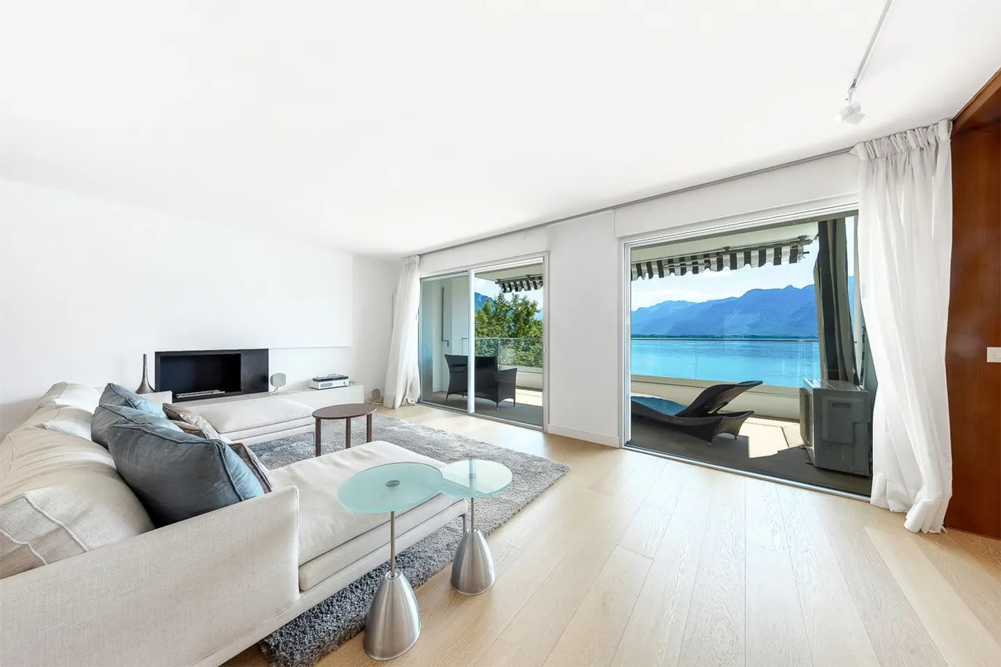 Luxury Apartment on Lake Geneva - Photo 2 of 11