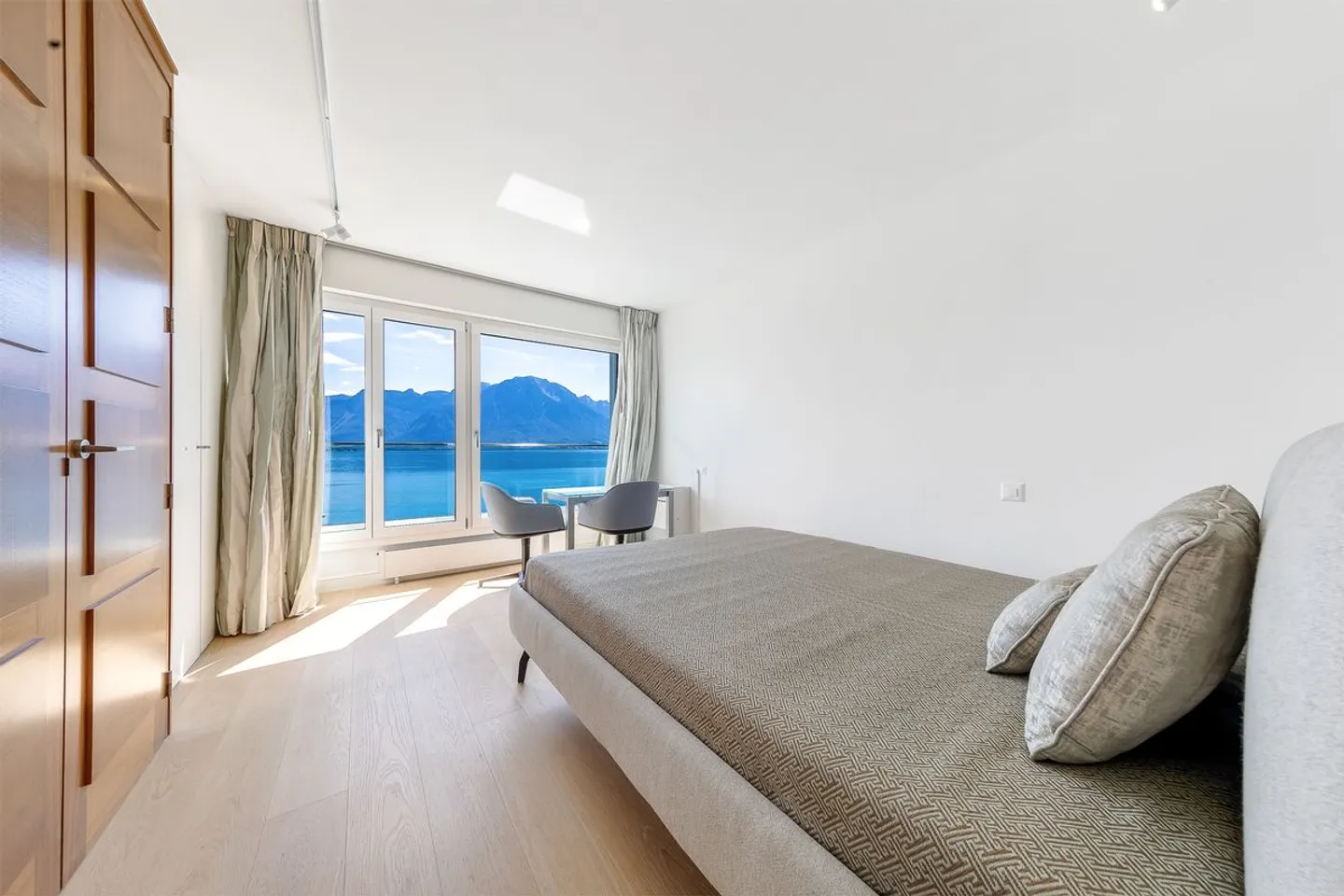 Luxury Apartment on Lake Geneva - Photo 3 of 11