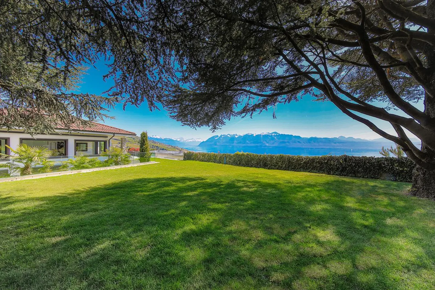 Villa d'exception avec vue sur le lac - Photo 2 sur 13