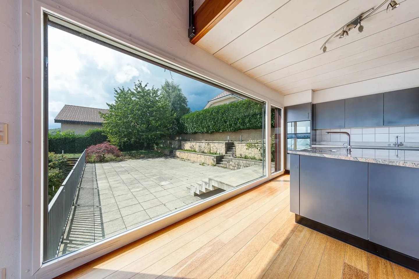 Very beautiful property with panoramic views of the lake and the Alps - Photo 5 of 13