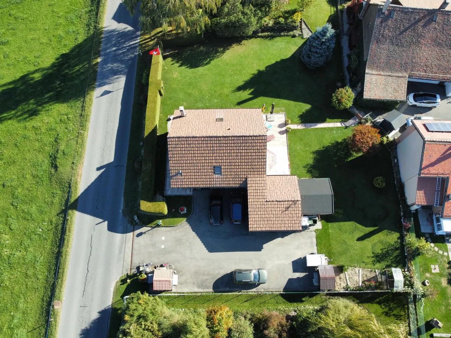 Einzelvilla mit 5,5 Zimmern auf einem sehr großen Grundstück mit Nebengebäuden - Foto 2 von 12