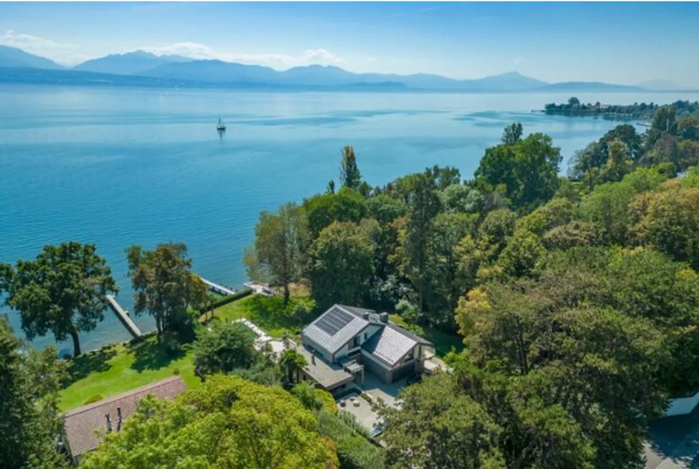 Proprietà eccezionale con i piedi nell'acqua - Foto 2 di 13