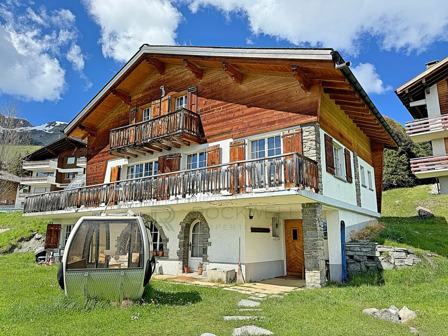 Rare object! In the heart of Verbier, chalet with two units authorized as a secondary residence - Photo 1 of 13