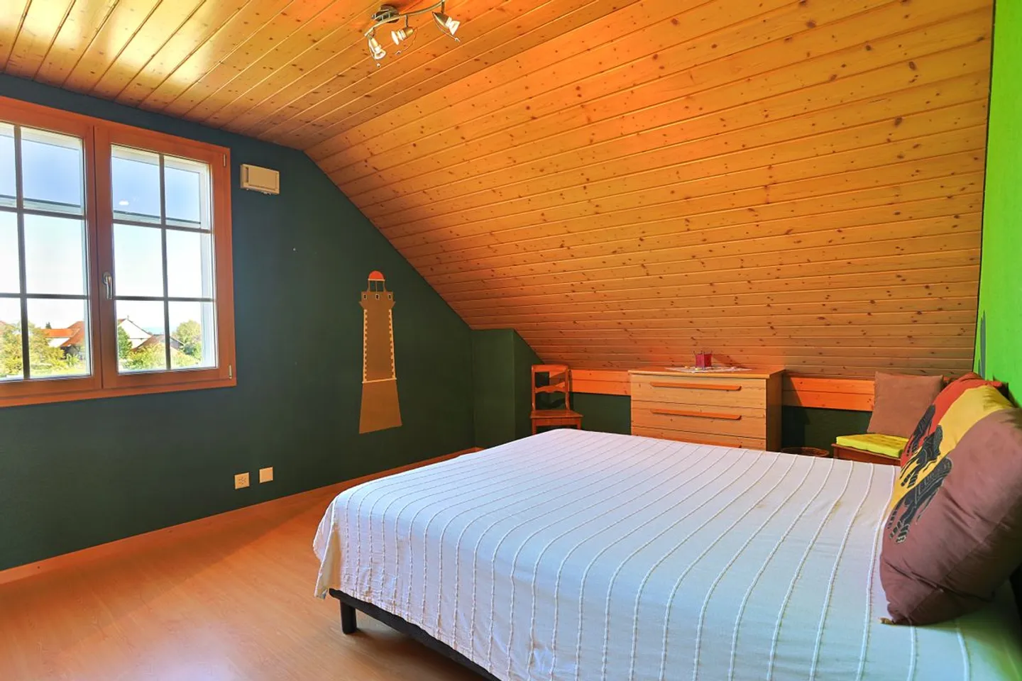 Einzelvilla mit 5,5 Zimmern auf einem sehr großen Grundstück mit Nebengebäuden - Foto 9 von 12