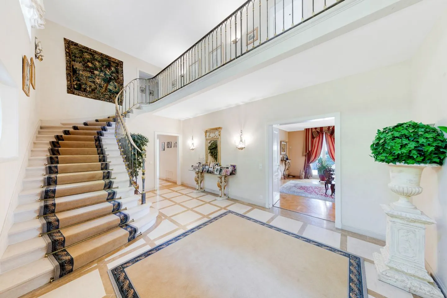 Charming intimate residence in a sought-after residential area - Photo 12 of 13