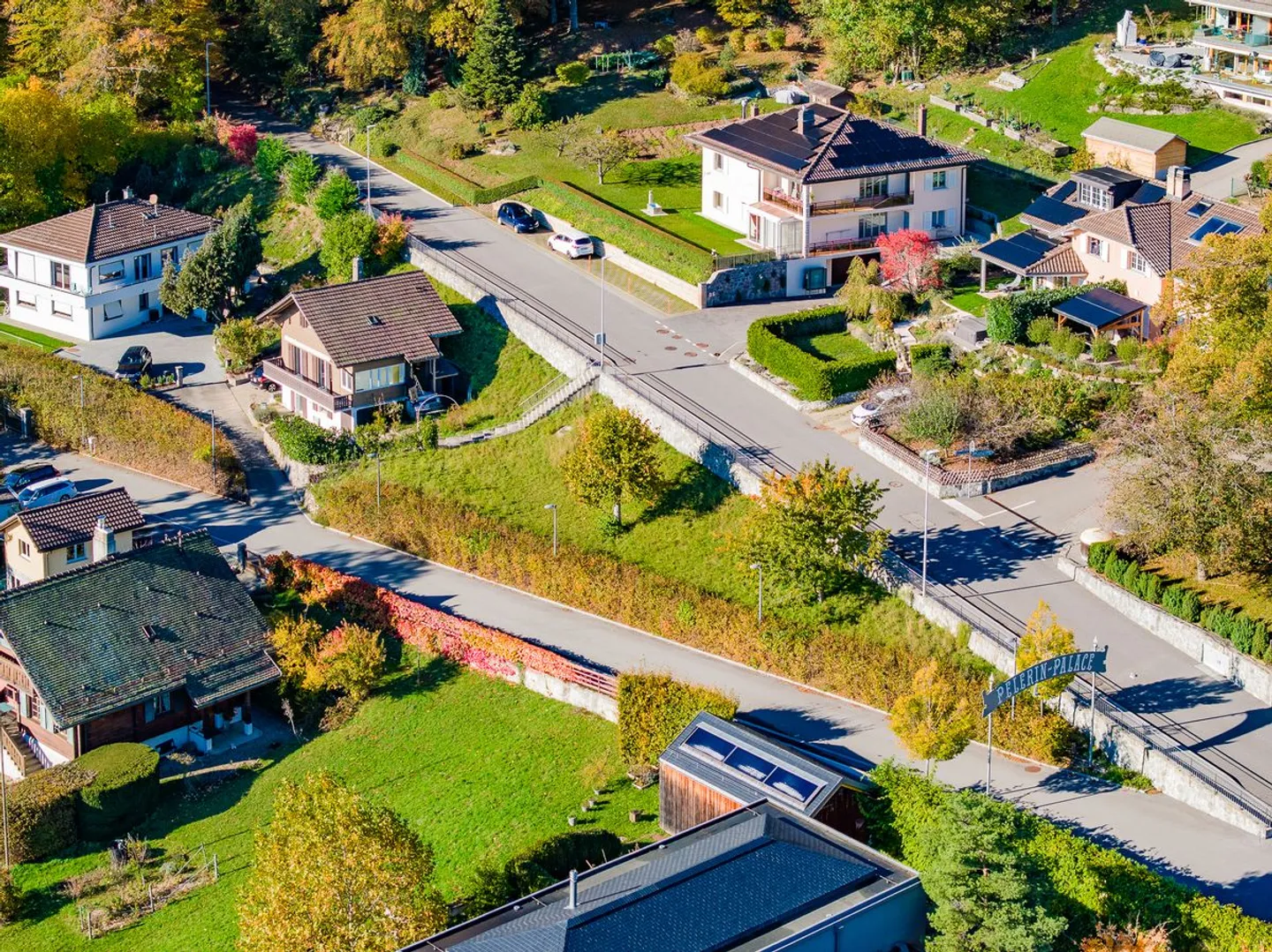 Incantevole villa indipendente completamente ristrutturata con vista panoramica sul lago - Foto 2 di 13