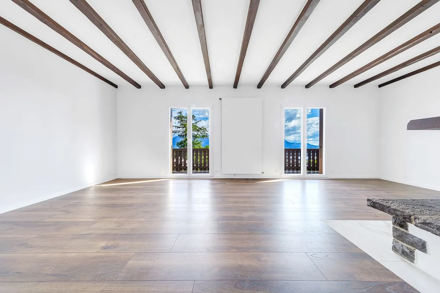 Incantevole villa indipendente completamente ristrutturata con vista panoramica sul lago - Foto 5 di 13