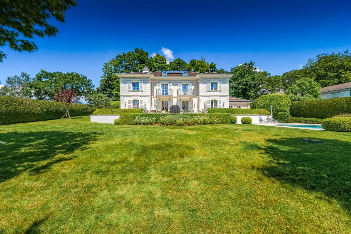 Charming intimate residence in a sought-after residential area - Photo 8 of 13