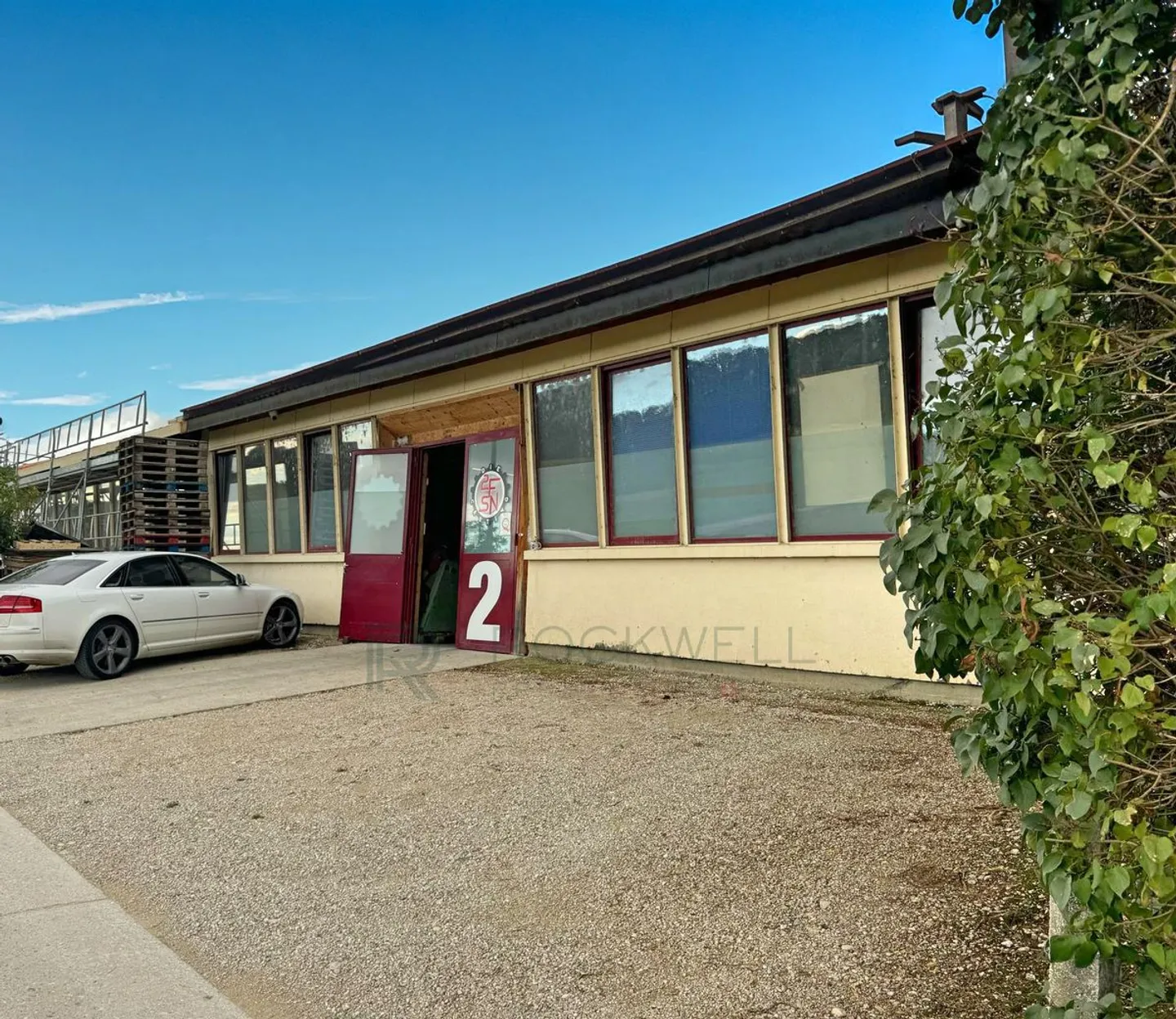 IDEALE PER INDIPENDENTI in zona artigianale! Villa di 5,5 locali con laboratorio annesso di 350 m² - Foto 2 di 12
