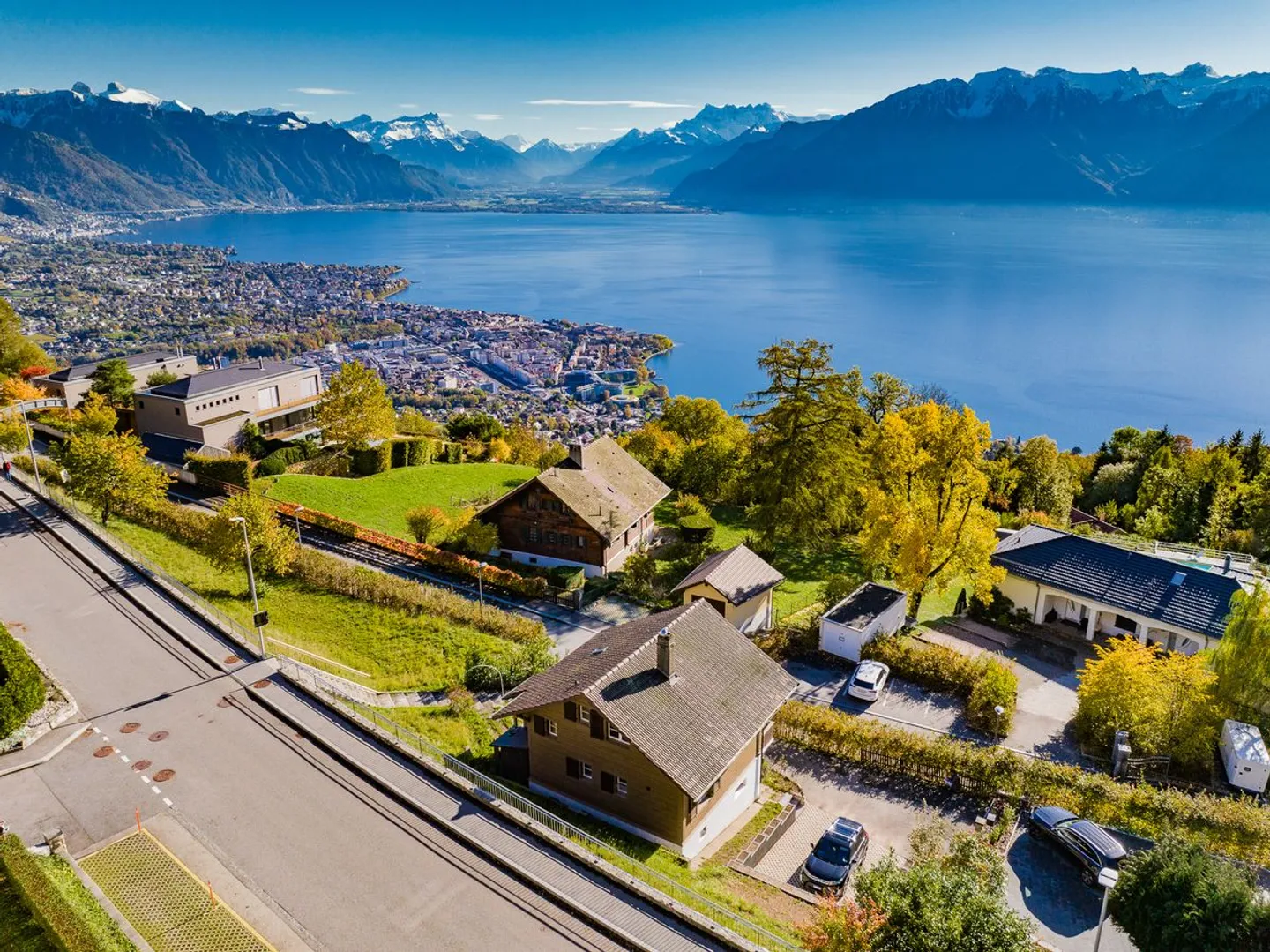Incantevole villa indipendente completamente ristrutturata con vista panoramica sul lago - Foto 1 di 13